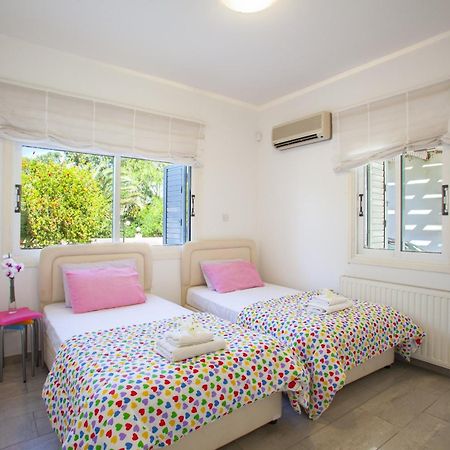 Meneou Beachfront Villa Sunset Pervolia Exterior foto