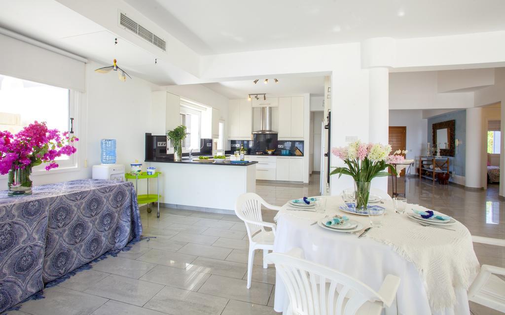 Meneou Beachfront Villa Sunset Pervolia Quarto foto