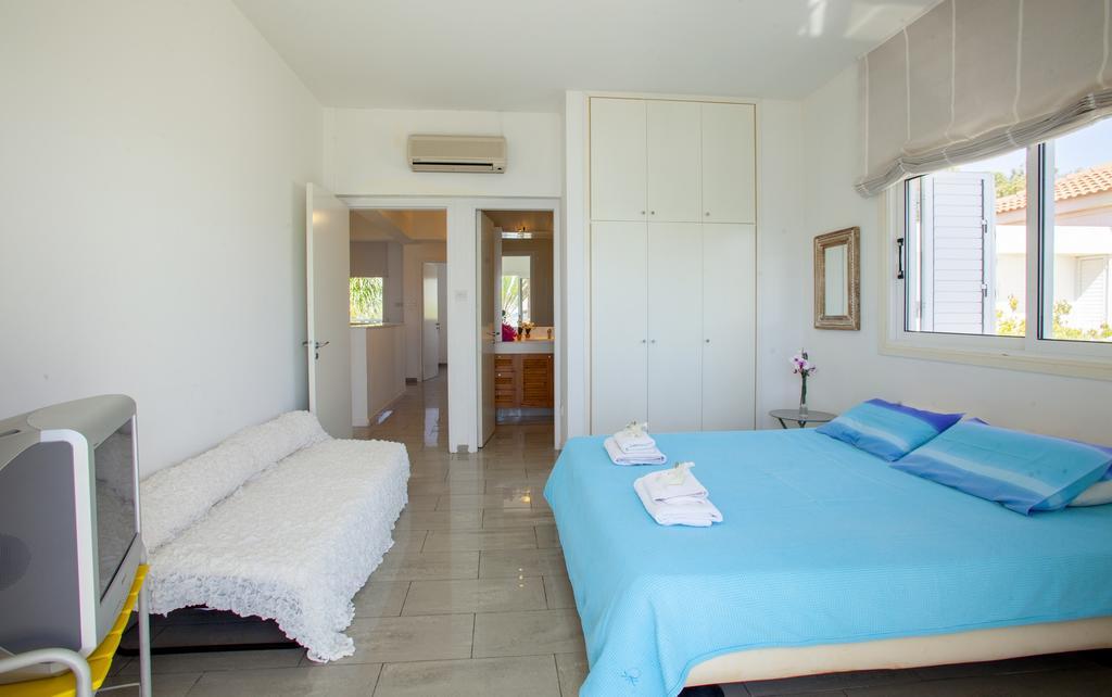 Meneou Beachfront Villa Sunset Pervolia Quarto foto